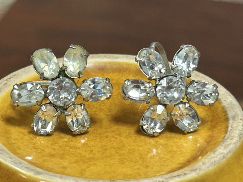 Vintage Flower Clear Rhinestone Screw Back Earrings Silvertone
