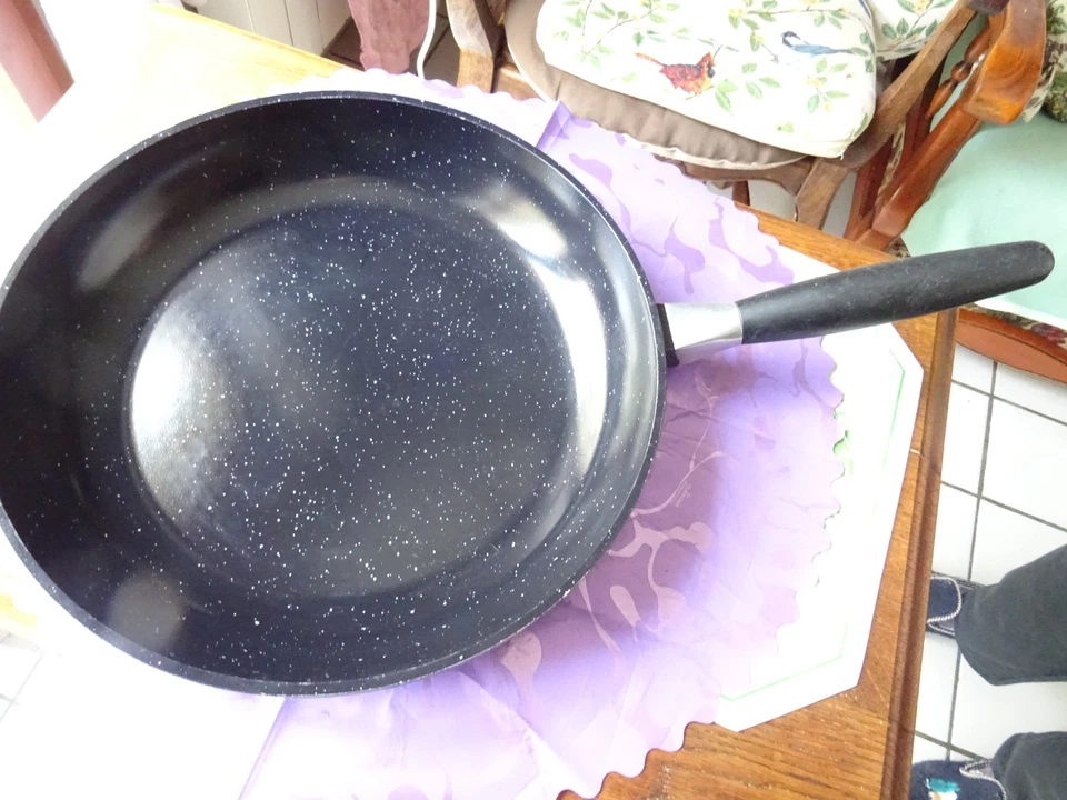Poêle "Berghoff" 32 cm en fonte d'aluminium TBE - Photo 1/4