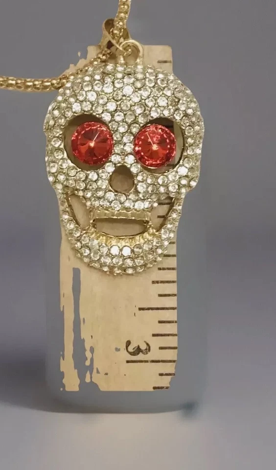 Collar Colgante Cabeza Calavera Esqueleto Ojos Rojos Esqueleto Estrás Betsey Johnson Nuevo con Etiquetas Foto 3 de 4