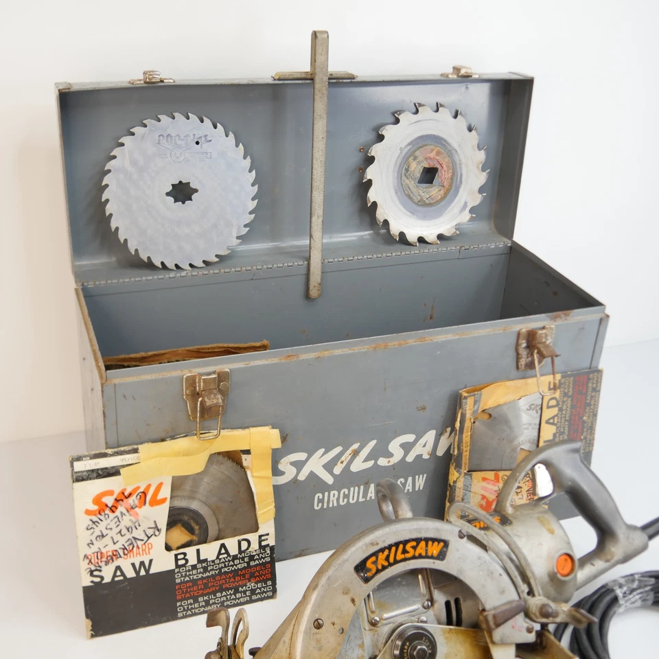 Винтажная циркулярная пила Skilsaw модель 77 7-1/4 дюйма суперпрочная США + лезвия и чехол - Изображение 2 из 4