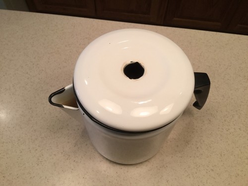 Cafetera vintage esmaltada de 6,25" de alto blanca con perilla faltante negra - Imagen 2 de 11