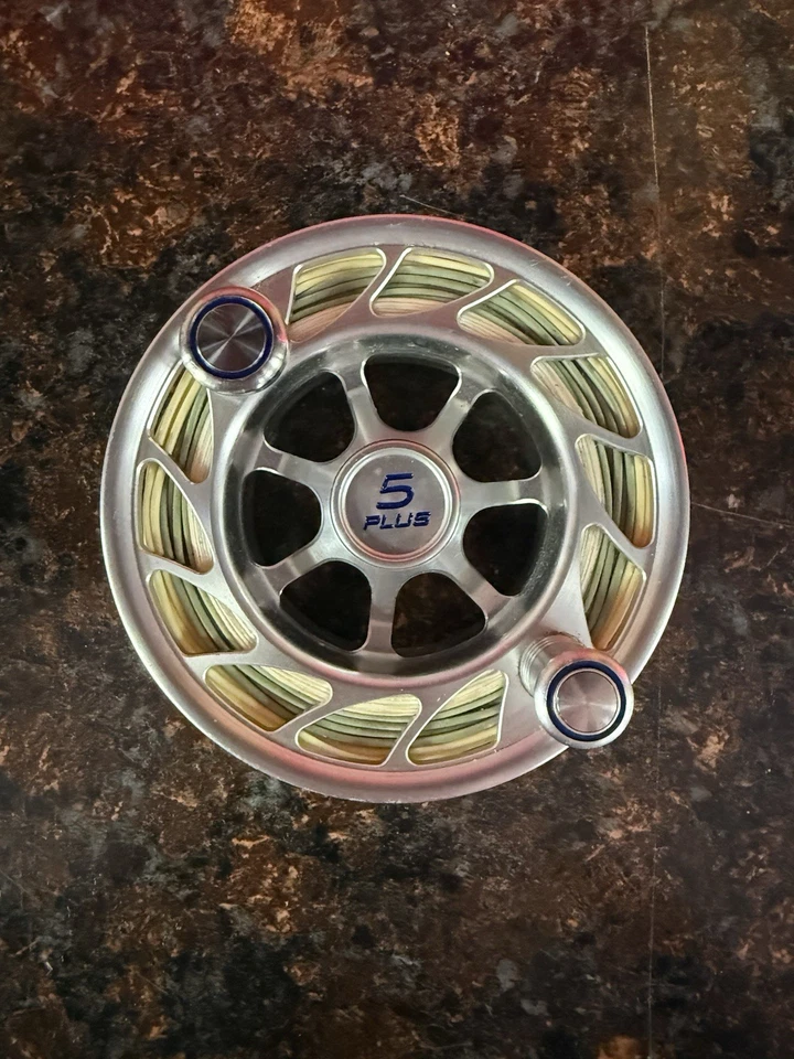 Катушка нахлыстовая Hatch Iconic 5+ серебристая с чехлом/крышкой люка (ВИД) - Изображение 2 из 4