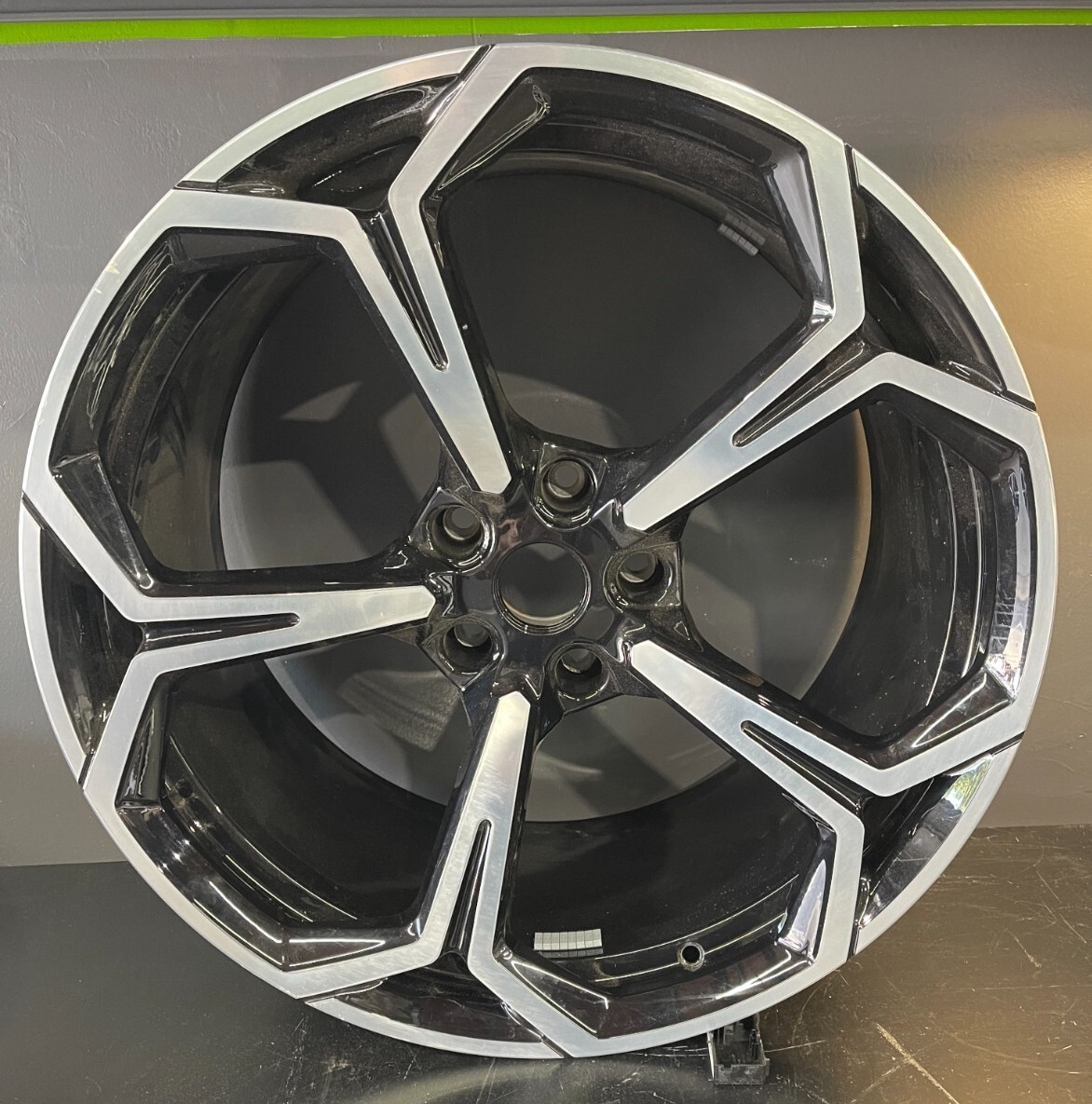 Lamborghini Urus 2020-2021 Rear Wheel