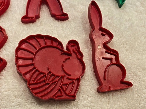Vintage Red Tupperware Holiday Cookie Cutters Turkey Pumpkin Santa Rabbit Clover - Picture 4 of 9
