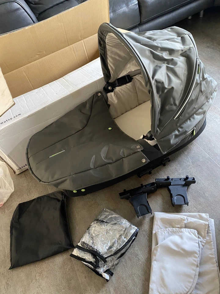 Cuna Mutsy para silla de paseo / cochecito / cochecito - adaptadores grises para cubierta de lluvia en muy buena condición Foto 2 de 3