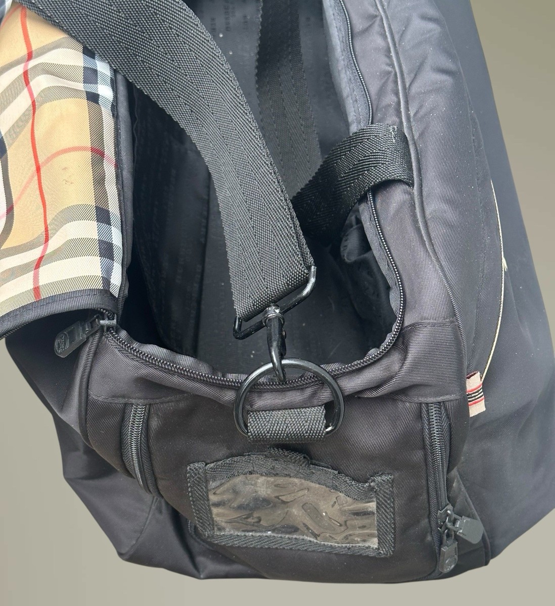 sHow　BURBERRY GOLF ブラックダッフルバッグ BURBERRY GOLF BLK SQ TOP STITCH ALL OVER DUFFLE TRAVEL BAG