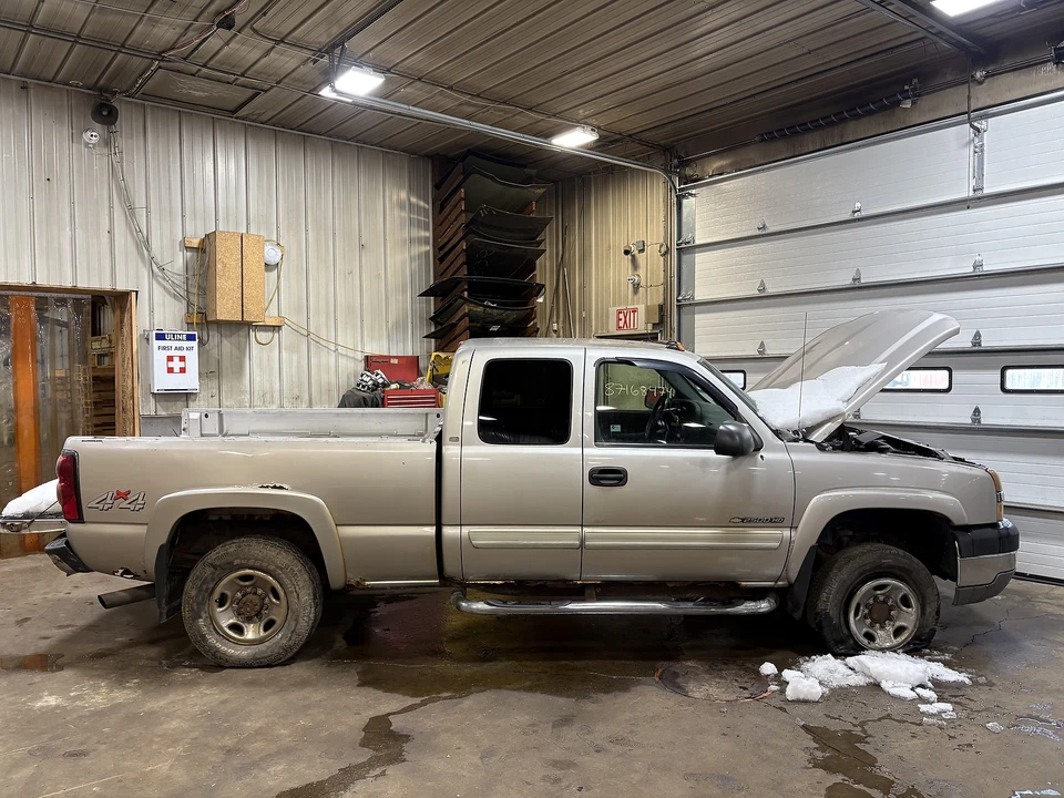 Used Right Headlight Assembly fits: 2004 Chevrolet Silverado 2500 pickup Right G - Image 3 of 4