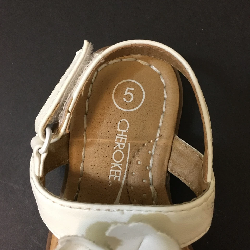 Sandálias tanga de couro branco sintético Cherokee Jess infantil com detalhe de flor 5  - Imagem 4 de 4