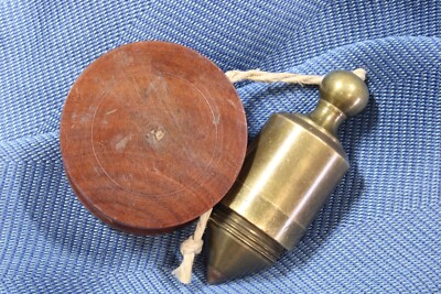 Sittichblei mit Walnuss. Bronze und Holz. S.XX Perico Plumb Bob mit Nussbaum.