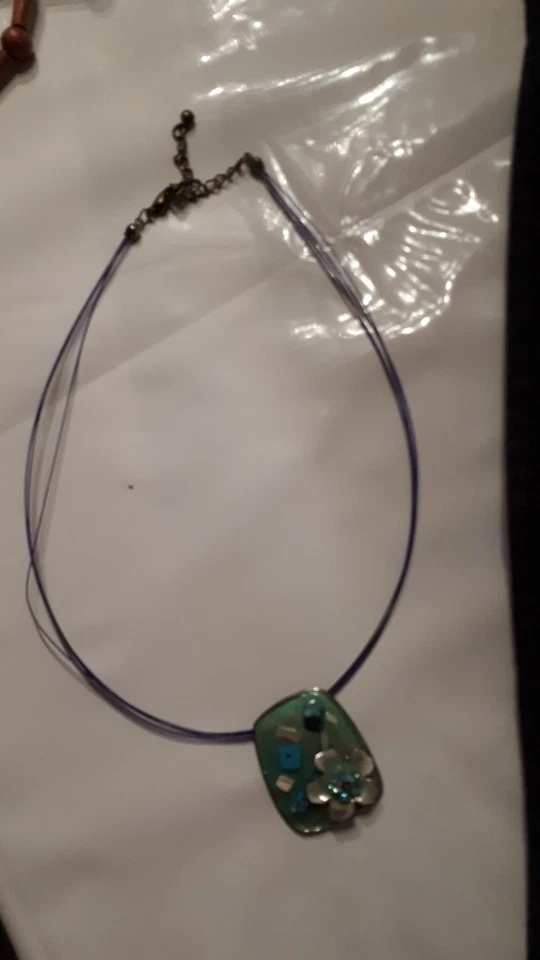 8 Teile Perlenkette mit Eulenanhänger türkis, 3 Broschen, 2 Colliers, Quarzuhr - Bild 3 von 4