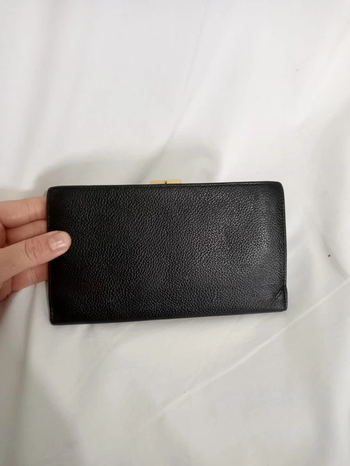 Cartera para mujer Y# BALLY de cuero negro de 4/7 pulgadas tiene discreta señal de uso Foto 3 de 4