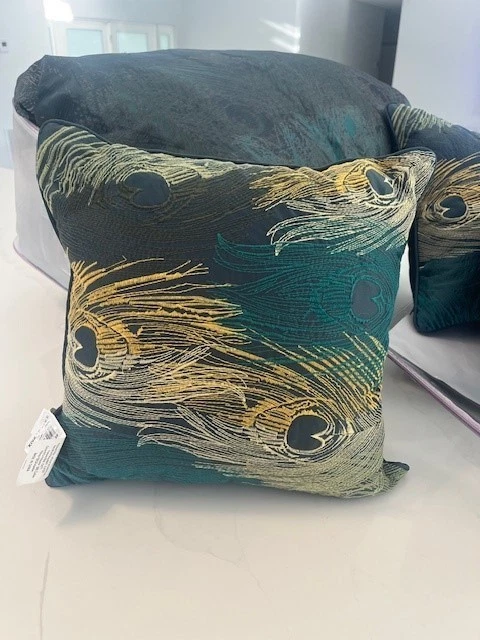 Jennifer Lopez - Exotic Plume - Queen Comforter Set And Three Decorative Pillows - Image 2 of 4