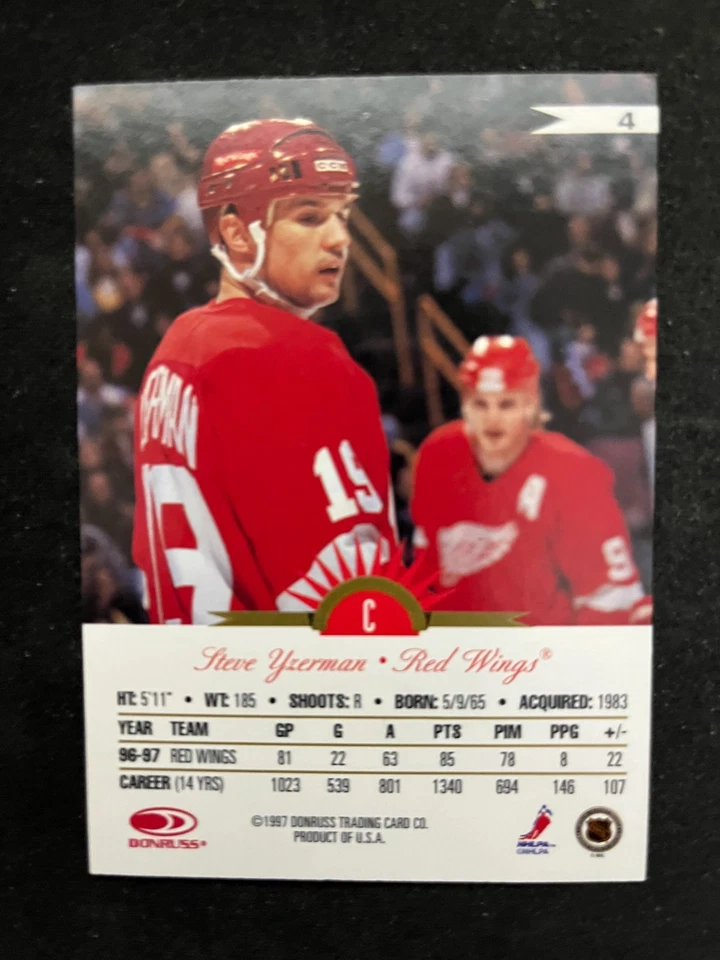 1997-98 Leaf International #4 Steve Yzerman Detroit Red Wings Canada  NrMt - Image 2 of 2