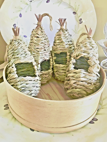 4 PACK HUMMINGBIRD HOUSE : 9 X 4. 5 IN; HANGING HUT; WOVEN STRAW; SAFE HAVEN - Picture 3 of 4