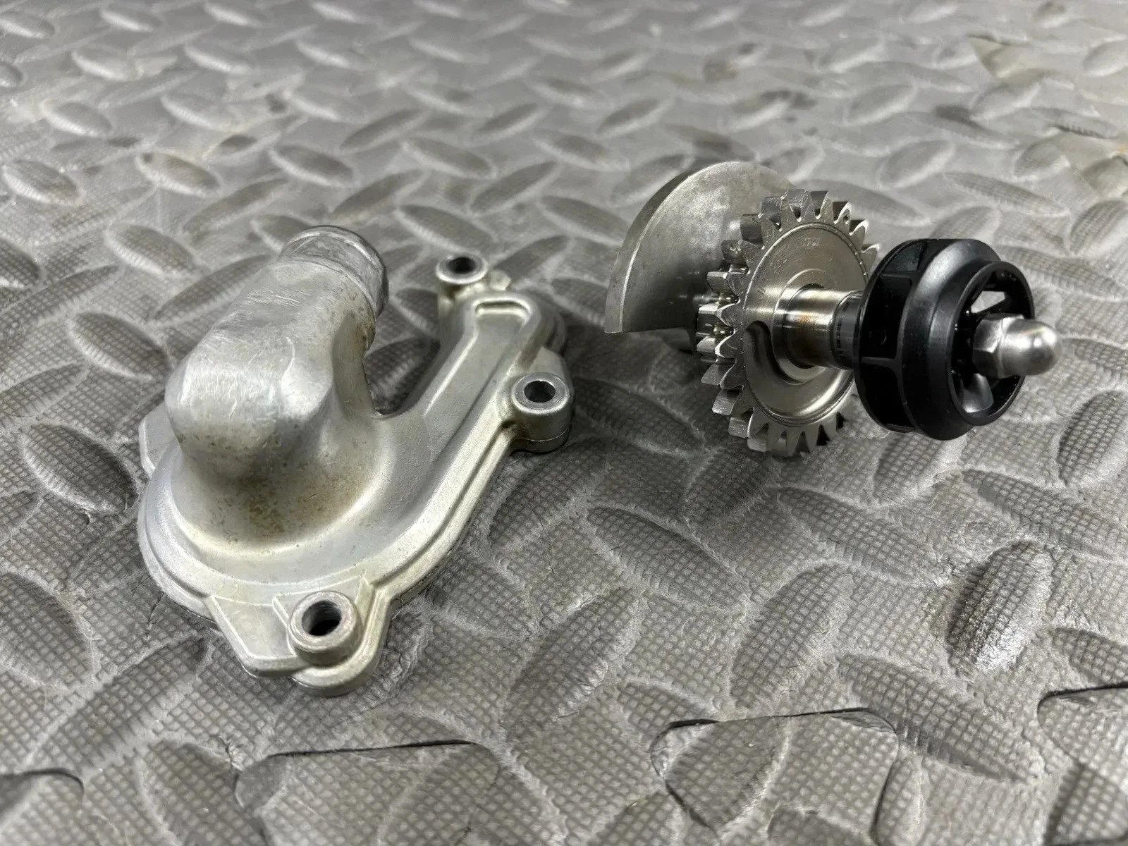 2017 KTM 250 SXF SX-F OEM WATER PUMP COVER IMPELLER BALANCER SHAFT 79235052000