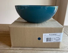 Le Creuset Stoneware Vancouver Serving Bowl 2.37 qt 9.37 in Deep Teal Blue NEW
