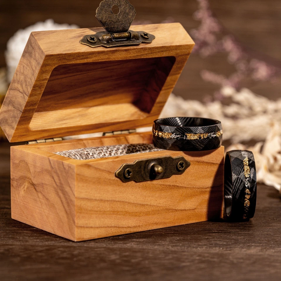 Alianza de boda negra martillada de meteorito y hoja de oro aplastada de Damasco para hombre Foto 4 de 4