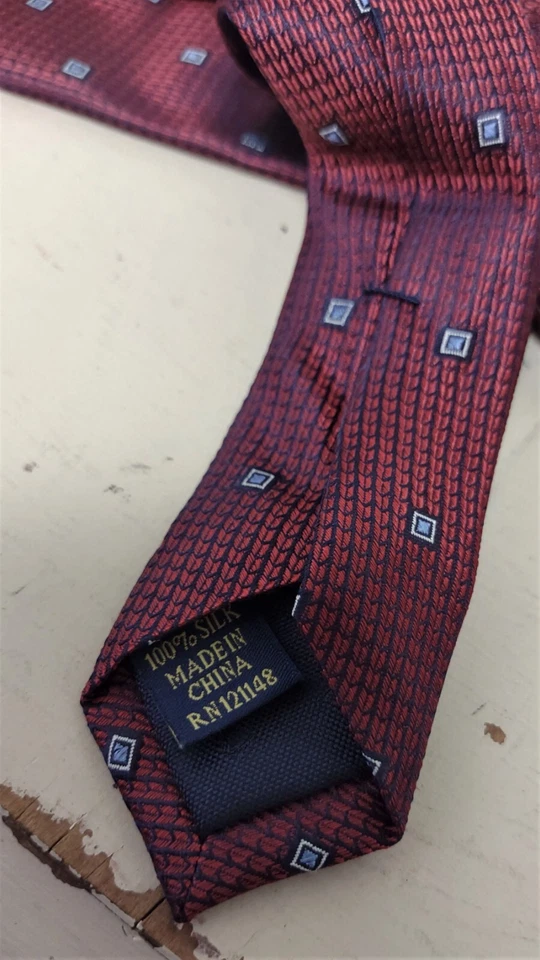 Corbata de seda Club Room rojo borgoña con patrón geométrico cuadrado Foto 3 de 3