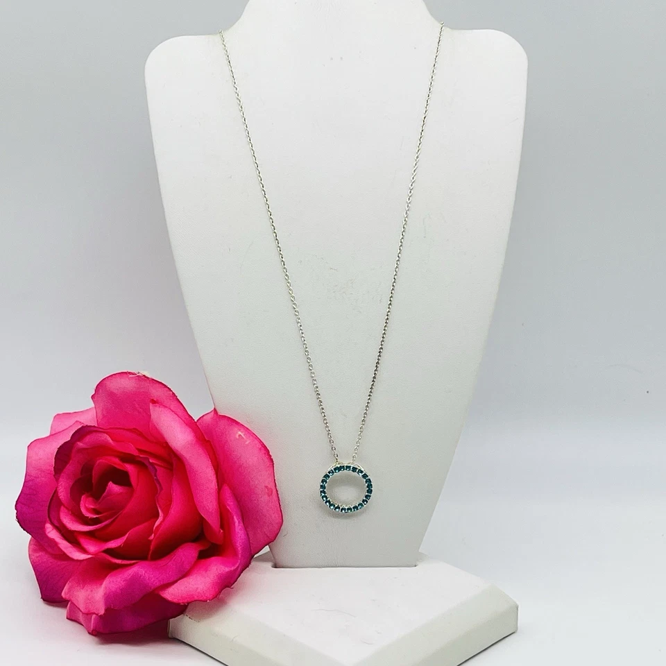 Collar Colgante Círculo Estrás Azul Avon Tono Plata Estampado NRT 18" Foto 2 de 4