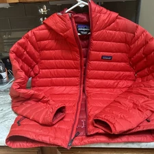 Patagonia Down Hooded Puffer Jacket Men’s Red Sz M Logo BSM BASKETBALL Winter