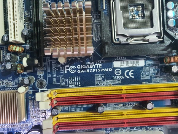 Placa base Gigabyte GA-8I915PMD con plancha trasera y perfecto estado (24h)