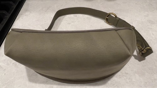 Universal Thread Olive Crossbody / Belt Fanny Pack Brass Detail Travel Vacay Bag - Bild 5 von 8