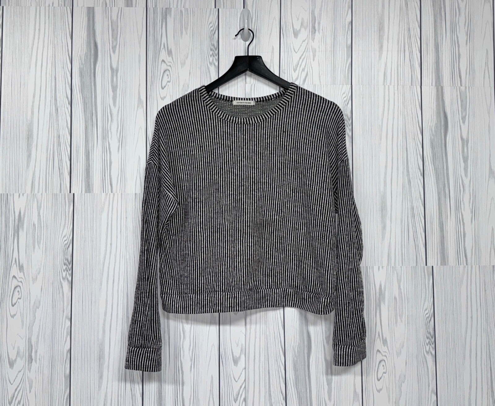 Caution to the wind crop top womens size large long sleeve white patterned