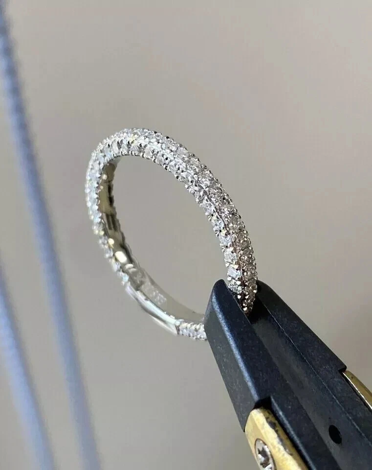 Anillo de eternidad de boda de diamantes naturales de corte redondo de 1,05 quilates de oro blanco de 14 quilates 5 6 Foto 2 de 4