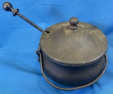 Pentola/calderone vintage in metallo nero con bacchetta pomice avviamento fuoco e coperchio