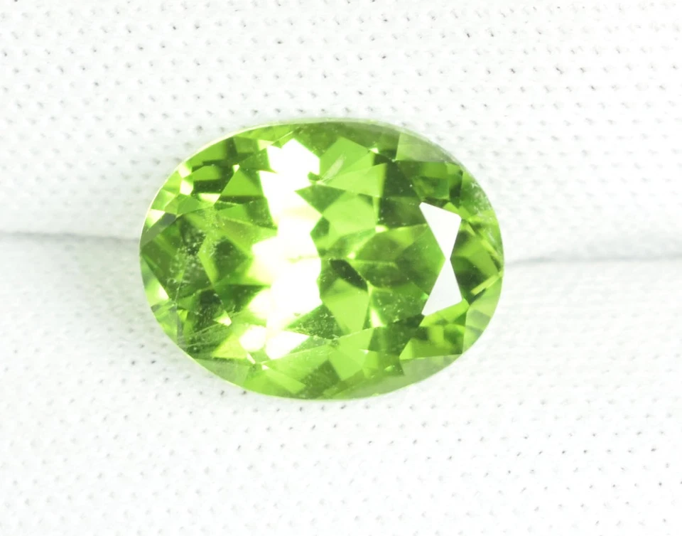 4.11 ct HI END LUSTROUS GREEN NATURAL PERIDOT Oval See Vdo FL - Image 3 of 3