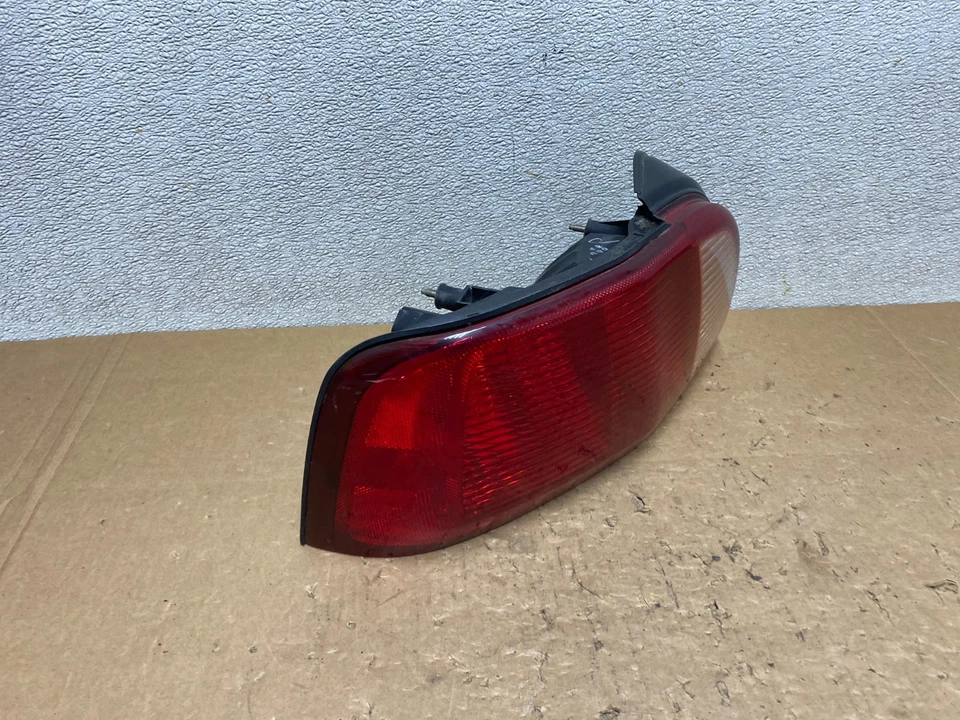 Luz trasera lateral izquierda conductor Mitsubishi Galant 2002 a 2003 OEM V5718 DW Foto 3 de 4