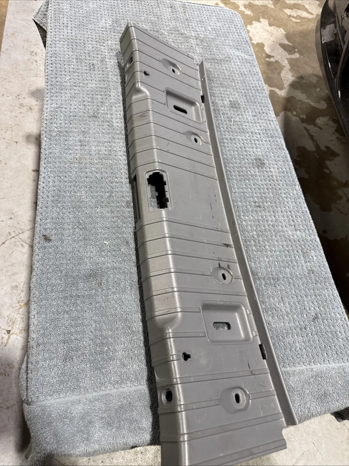 BMW 330I 2006 OEM maletero trasero escotilla umbral placa de desgaste cubierta de moldura Foto 2 de 4