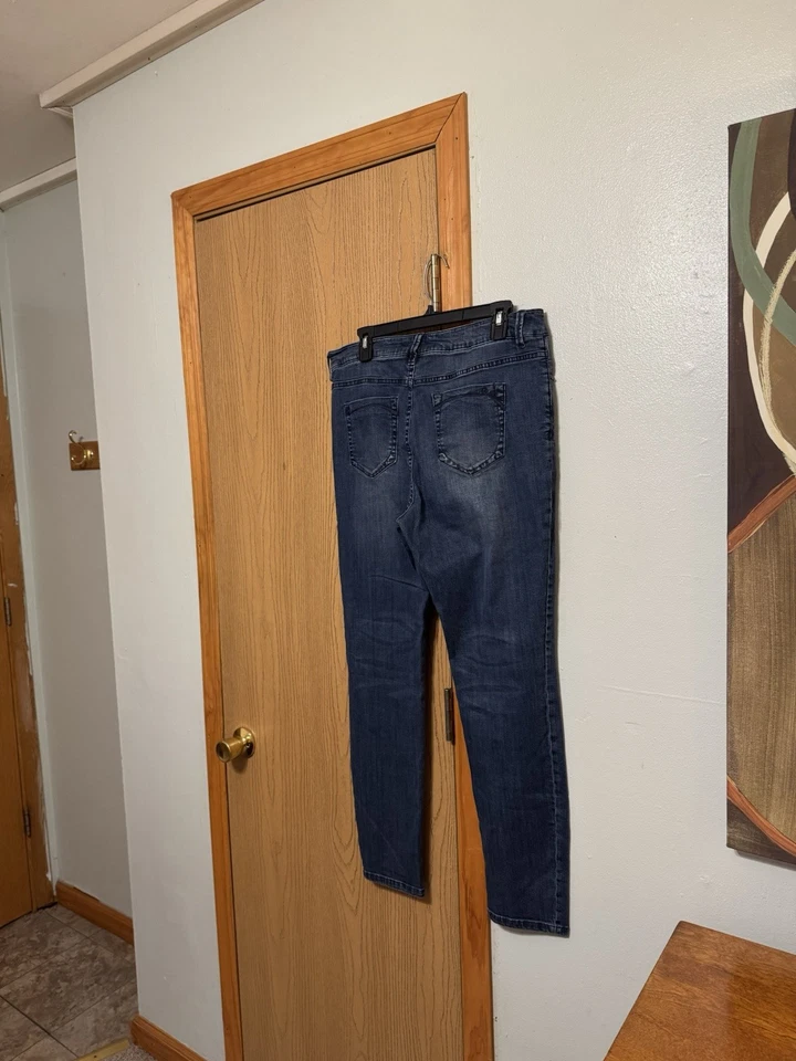 Pantalones de mezclilla Nanette Lepore "HW Gramercy ajustados" talla 12 lavado medio tiro alto - Usados en excelente estado Foto 2 de 4