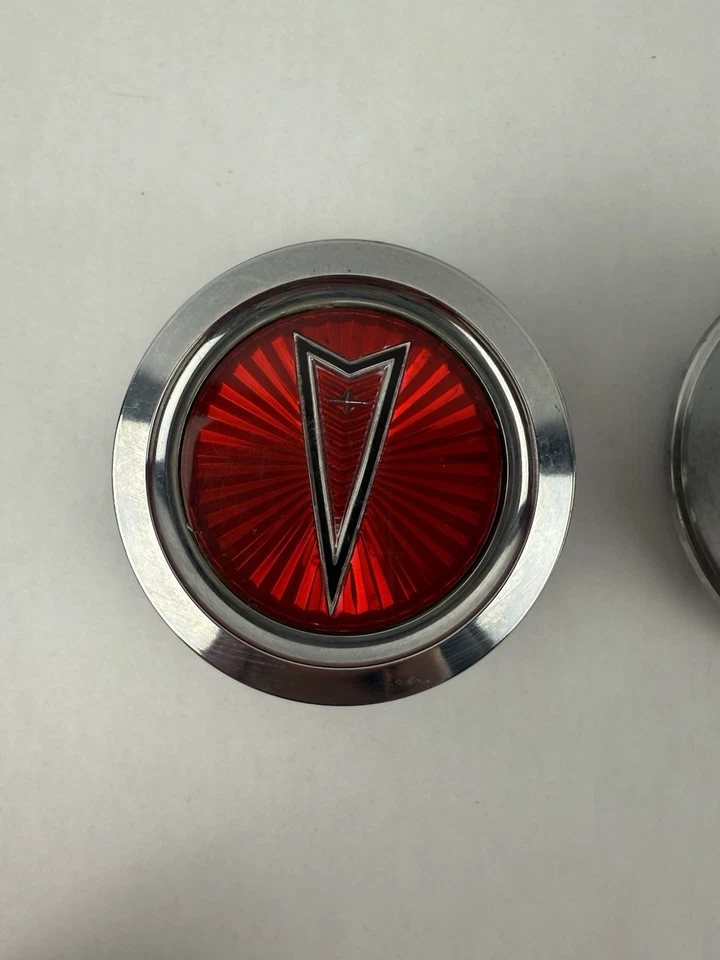 Tapacubos central llanta Pontiac Phoenix, rojo Fiero cromo OEM 100 5310 Foto 2 de 4