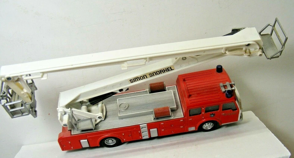 CORGI CLASSICS 1:50 Dennis SIMON SNORKEL FIRE TRUCK Cleveland County - Image 3 of 3