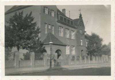 Photo, tour of Germany, school building in Aachen Rothe Erde, 1931; 5026-271