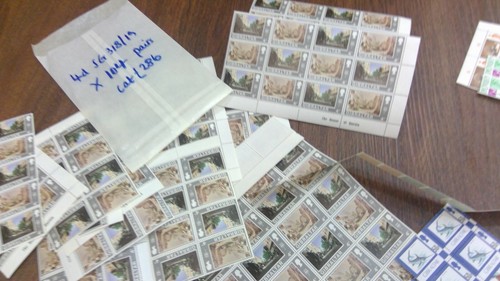 GIBRALTAR 1960 -1981 DEFINTIVE STAMPS ACCUMULATION SG CAT £2210 MNH - Picture 8 of 9