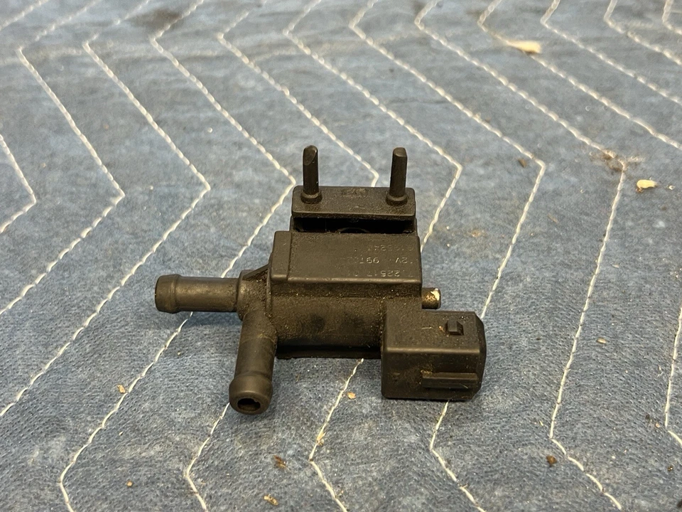 Volvo V70R V70 S70 1998-2000 válvula de vapor de purga al vacío Pierburg 9125243 OE #4113E Foto 2 de 4