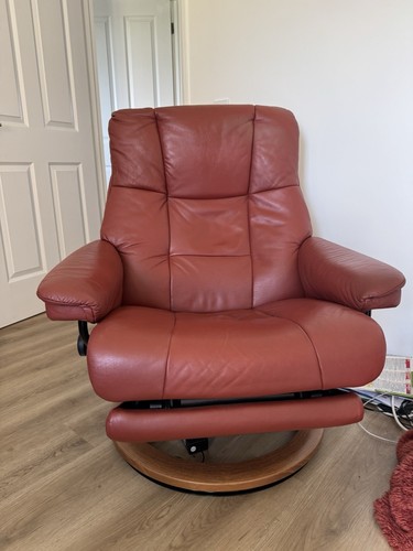 Stressless Mayfair Recliner- Powered Foot Rest - Picture 2 of 4