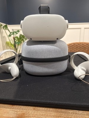 Quest 2 with both controllers (tested and working) with a carrying case