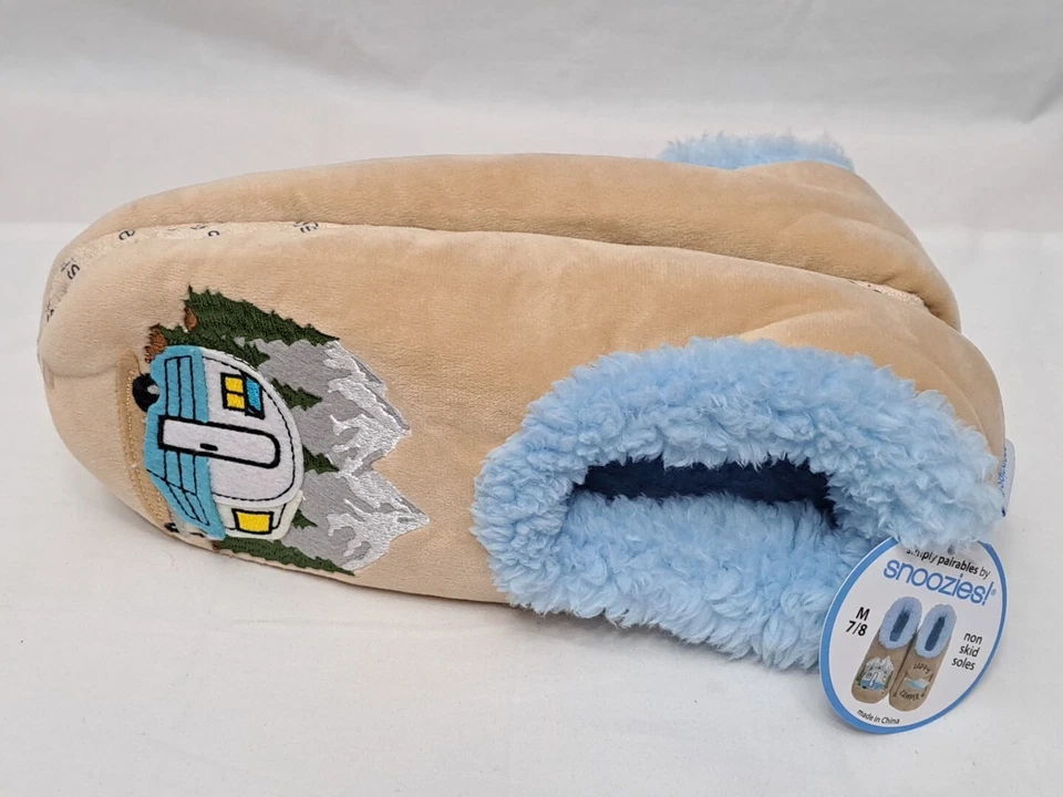 全新带标签 Snoozies 女式 Happy Camper 贴花毛绒拖鞋中号 7/8 棕褐色蓝色 — 第 3/4 张图片