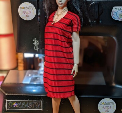 Silikon Puppen langes Jersey rotes Kleid. UK  