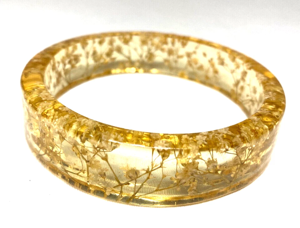 Brazalete Brazalete Floral Resina Prensada Color Dorado Pequeñas Flores Blancas Foto 4 de 4