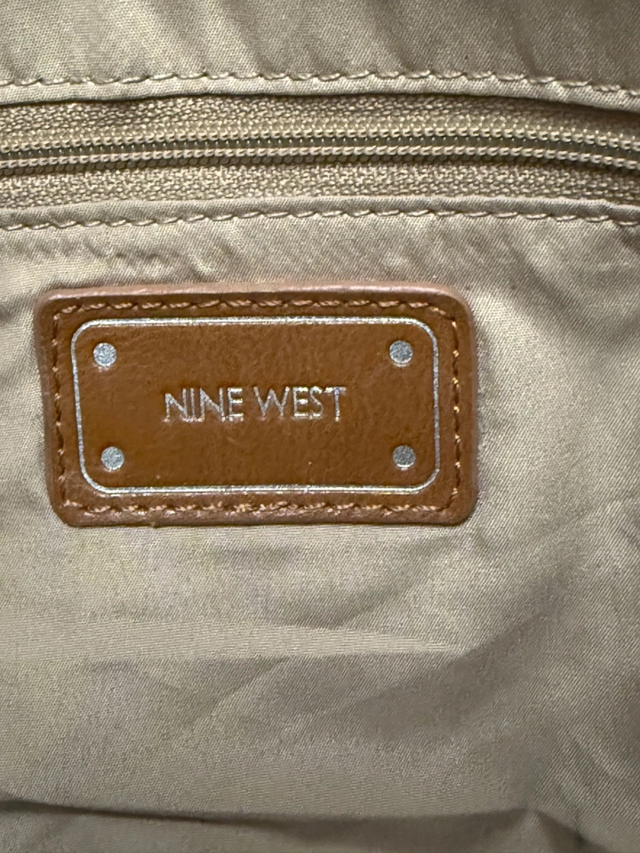 Estuche de cuero sintético maquillaje tostado Nine West Foto 4 de 4