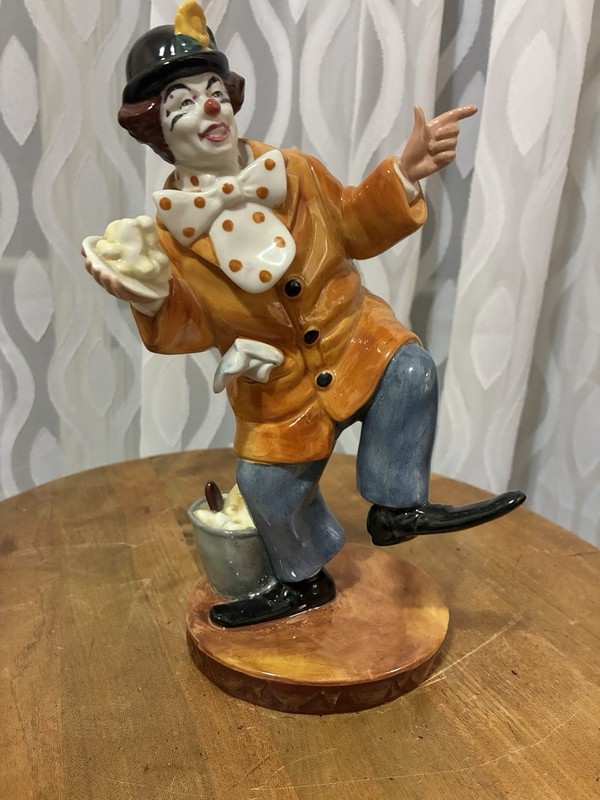 Royal Doulton THE CLOWN 9" Figurine HN 2890 c. 1978: Mint