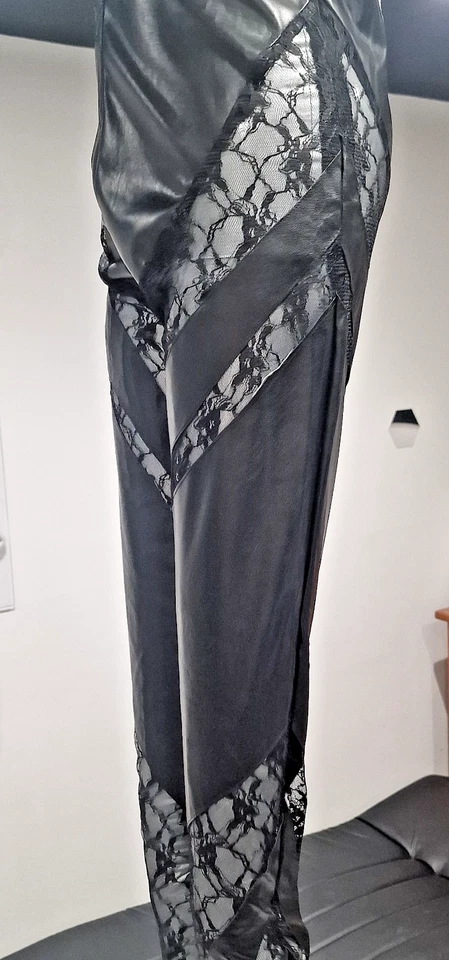 Leggings PrettyLittleThing negros de imitación de cuero con inserciones de encaje Foto 4 de 4