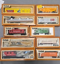 Lot of 9 Vintage Tyco HO Scale Train Cars In Boxes E72