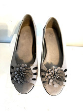 A2 Aerosoles Faux Leather Gray Open Toe Flat Wedge w/ Flower Cushioned Sz 7M