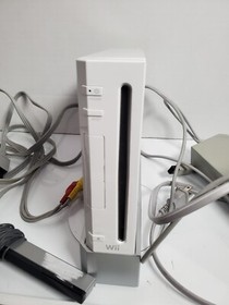 Nintendo Wii White Console Bundle RVL-001 w/ 1 Wii mote & 3 Games TESTED