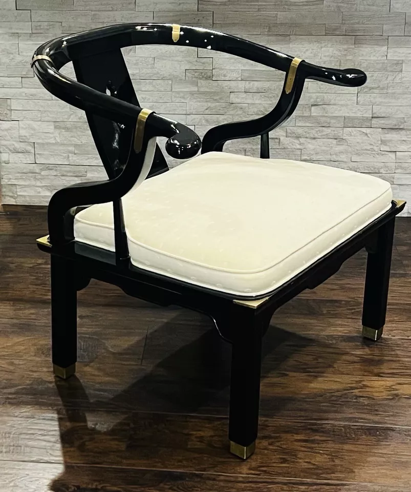 Silla vintage estilo Ming Century de laca negra brillante con herrajes de latón dorado Foto 4 de 4